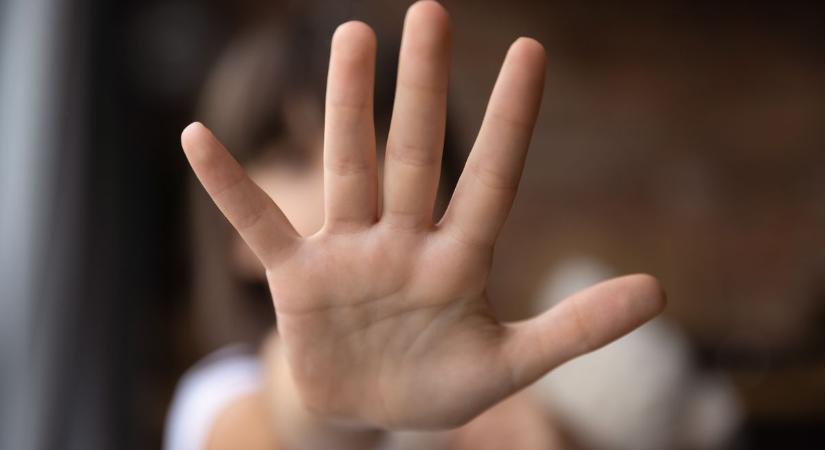 Fakanállal verte a tízéves kislányt az utcán