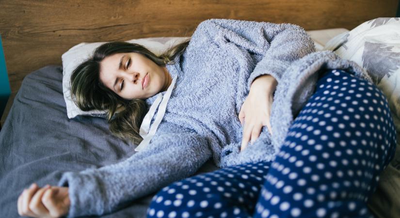 5 egyszerű trükk éjszakai reflux ellen – nem kerülnek semmibe, mégis sokat segítenek