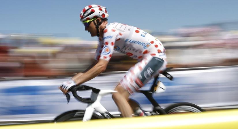 Tour de France 2025 - Lehajrázta a mezőnyt a furcsán bólogató Tour-újonc - videóval