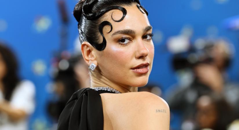 Senki nem viseli úgy a vörös színt, mint Dua Lipa: sosem volt ilyen dögös