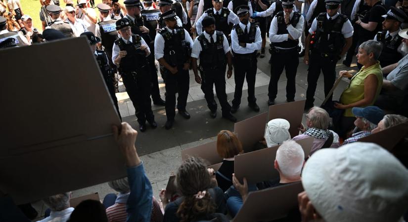 Terroristának minősített csoport támogatása miatt tartóztattak le 41 tüntetőt Londonban
