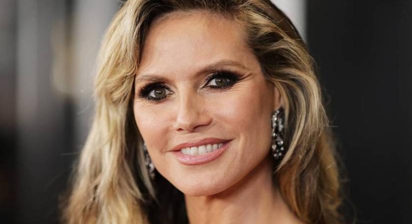 Az 52 éves Heidi Klum falatnyi bikiniben: olyan az alakja, mint egy 20 évesé