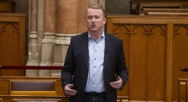 Brazíliában házasodott össze azonos nemű párjával a DK pártigazgatója