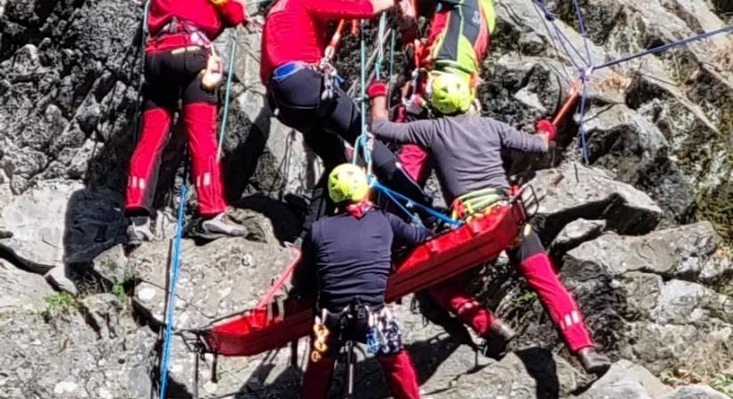 Tizenöt métert zuhant egy nő a szakadékba – Mentőhelikopterrel szállították el (VIDEÓ)