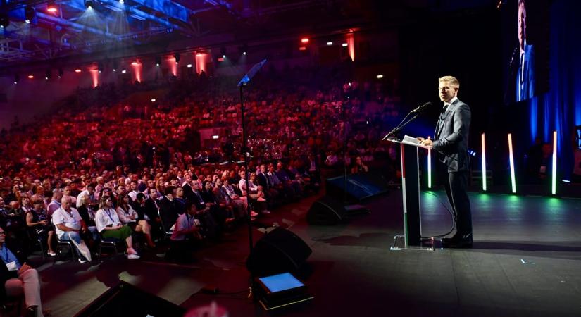 Az Orbán-kormány volt államtitkára tűnt fel a Tisza kongresszus első sorában