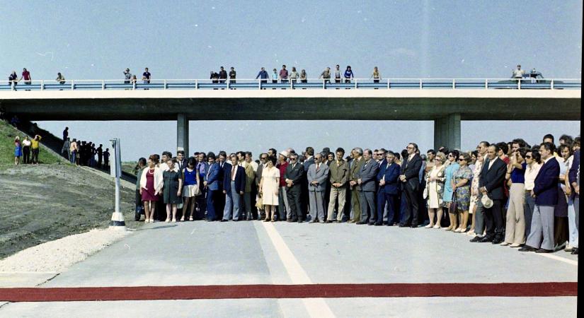 A betonlapok illesztésénél mindig döccent egyet – botrányosan kezdődött az M7-es története