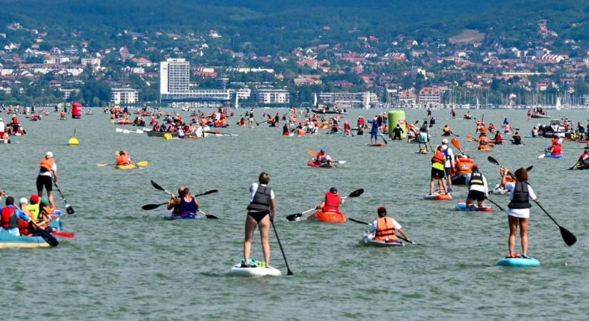 Bő félóra alatt átevezte a Balatont a győztes egység