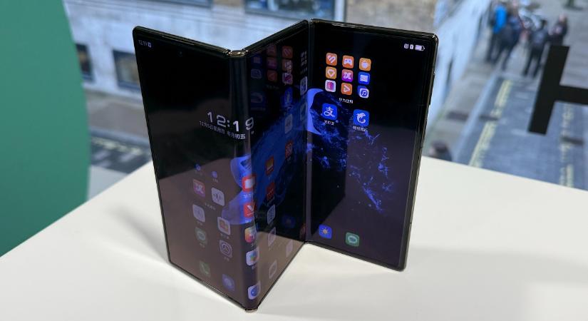 Hivatalos: még idén jöhet a Samsung háromfelé hajlítható telefonja