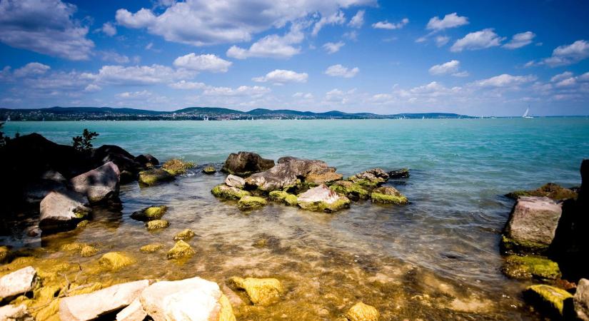 A Balatonnál 8 rendkívüli idegen tárgyat szúrtak ki egy hegy tetején, leesett az álluk, amikor közelebb értek?