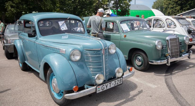 Oldtimer járművek lepték el a várost (galériavideó)