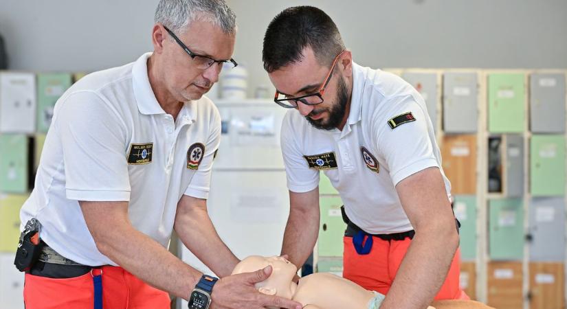 Elég egy pillanat, és baj van – egri mentősök mutatják be, hogyan mentheted meg egy gyerek életét, ha nem lélegzik