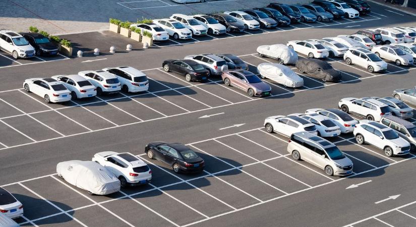 Pofátlan parkolásból Szolnokon is kijut bőven, mutatjuk a legújabb esetet