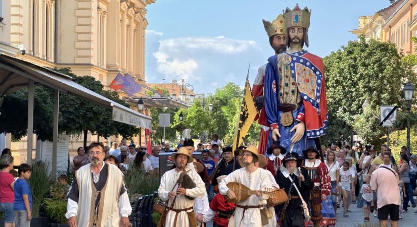 Királyok vonultak végig a Fő utcán (képgalériával)
