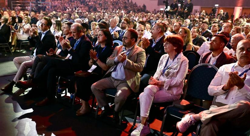 Az Orbán-kormány volt államtitkára tűnt fel a Tisza-kongresszus első sorában