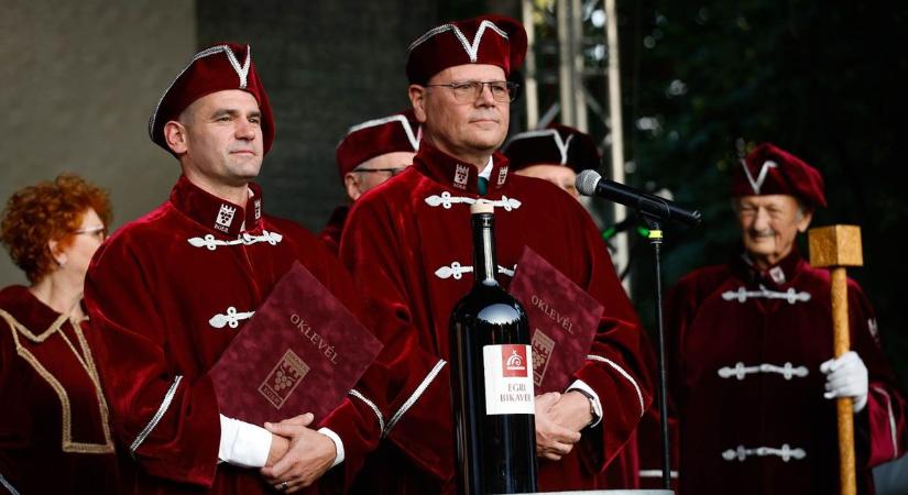Két új tagot választottak maguk közé az egri borlovagok a borünnepen