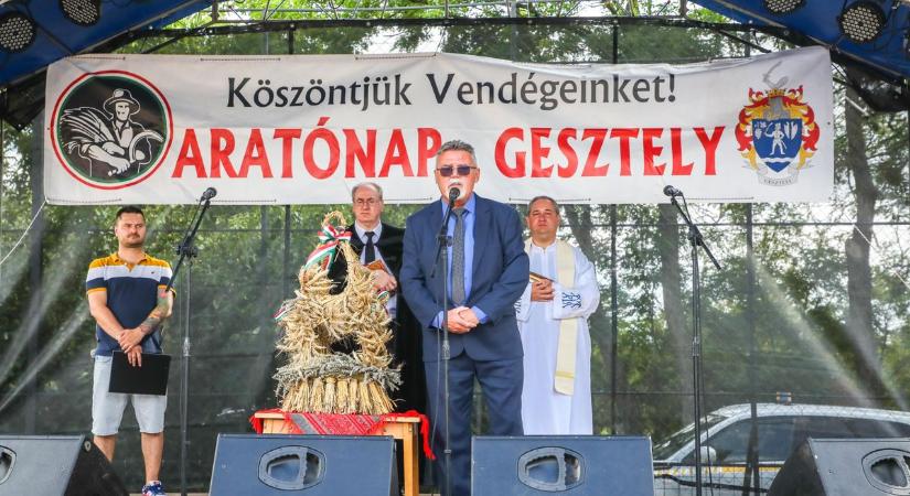 Aratónap Gesztelyen, díjazott polgárőrökkel