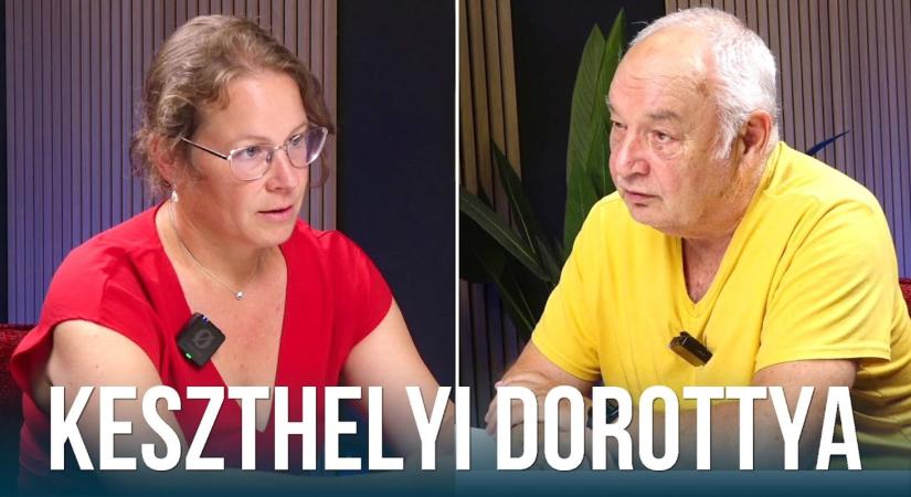 Elárverezik Szentkirályi Alexandra tollsöprűjét