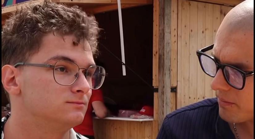 Videón, ahogy egy baloldali fiatallal beszélget a Megafon influenszere