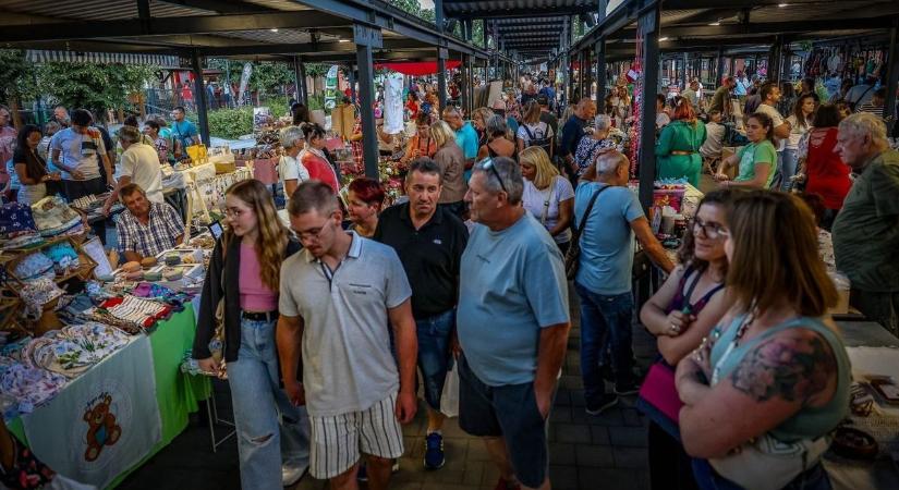Az éjszakai bazár mindent vitt, nem csak halászléért mentek Bajára (GALÉRIA)