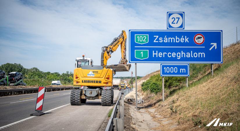 Vészhelyzetre készülnek az M1-esen, még kamionmentő is készenlétben