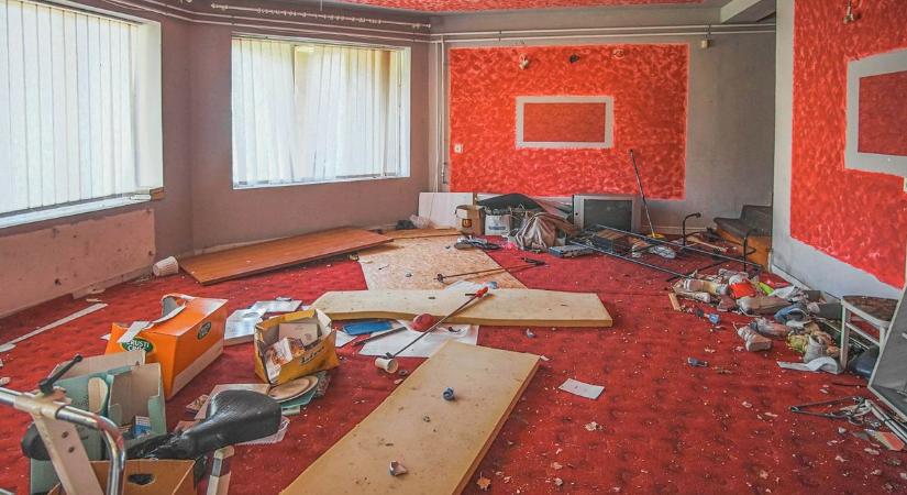 Romok közt a múlt: szívszorító képeken egy bezárt balatoni pub