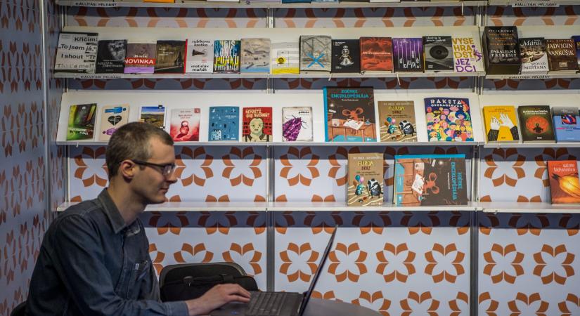 Keveset olvasunk, és ez közelebb hozza a demokrácia végét