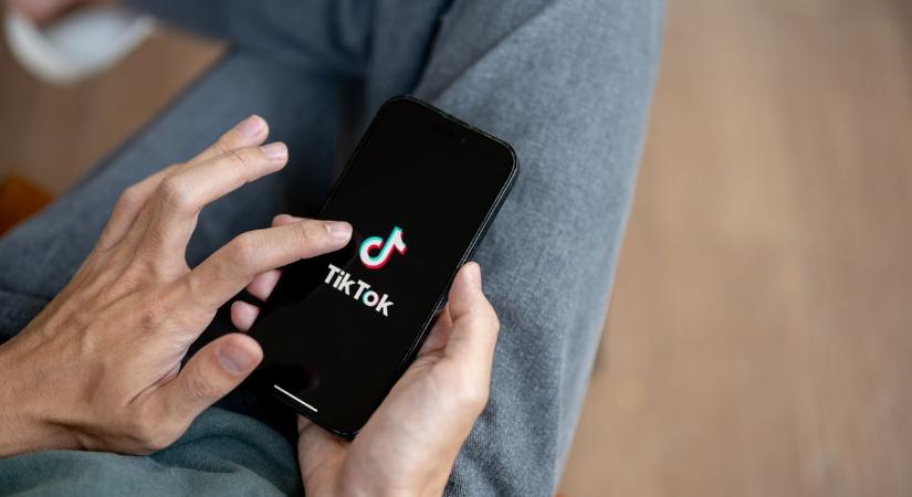Gyermekei szeme láttára gyújtotta fel magát egy édesanya élő adásban – halálos trendek terjednek az interneten