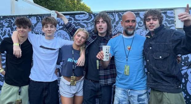 Pep Guardiola is a Gallagher családdal bulizott az Oasis hazatérő koncertjén