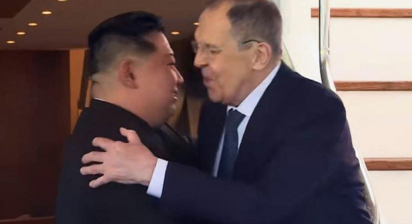 Meleg, elvtársias bizalommal teli légkör: Lavrov Szijjártó helyett most Kim Dzsongullal találkozott