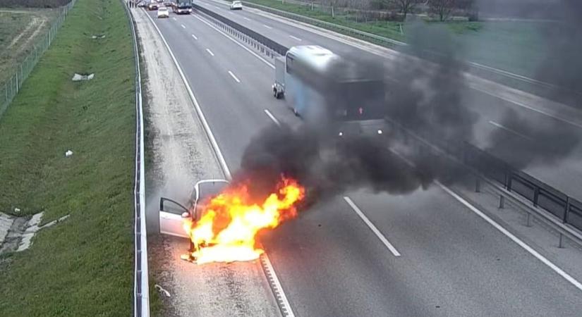 Elképesztő! Kigyulladt egy autó, de senki sem állt meg segíteni (videó)