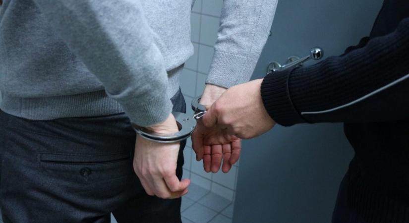 Körözték a férfit, aki nekihajtott két rendőrautónak