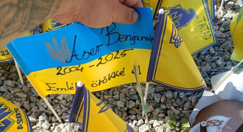Zászlót helyeztek el az Ukrajnában elesett Aser Benjamin emlékére a kijevi Majdanon