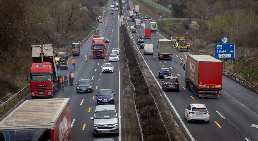 Szalagkorlátnak ütközött a kocsi - rossz hírt kaptunk az M1-esről
