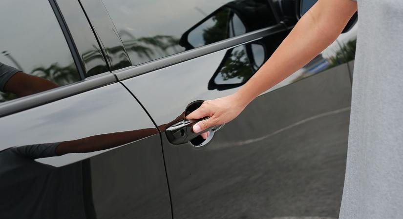 Életveszélybe került a szolnoki sofőr, aki minden reggel furcsa dolgot talált a lezárt autójában