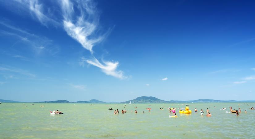 Kiosztották a Kék Hullám Zászló strandminősítéseket – Ez lett a Balaton legjobb strandja az idén