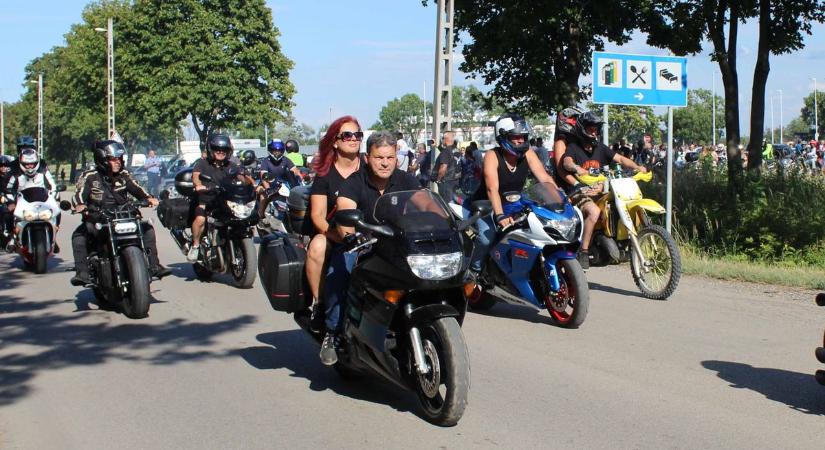 Nyomták a szelíd motorosok, ahogy a csövön kifért (képgalériával)