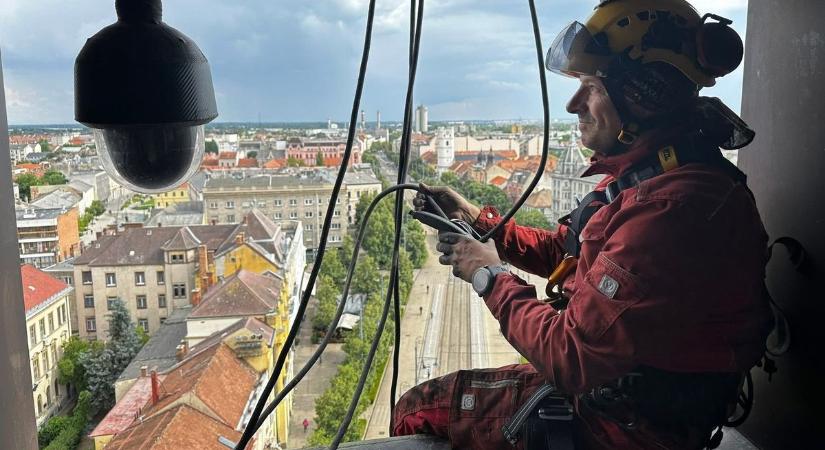 Hajmeresztő beavatkozással hárították el a kárt a Nagytemplomon, fotón és videón mutatjuk!