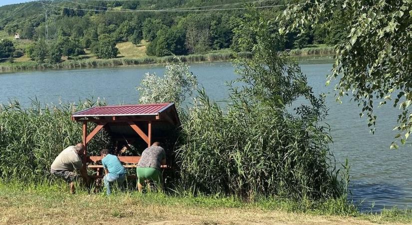 Harcos vandálok próbáltak vízbe fojtani egy építményt