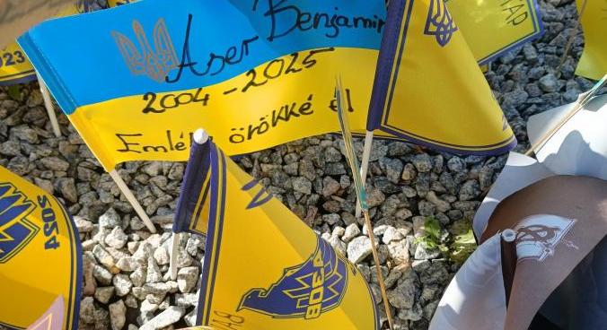 Az orosz-ukrán háborúban elesett magyar katonára emlékeznek a kijevi Majdanon