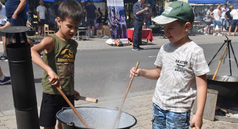 Száznál is több bográcsban rotyogtak a finom falatok a Jászság legnagyobb gasztro fesztiválján