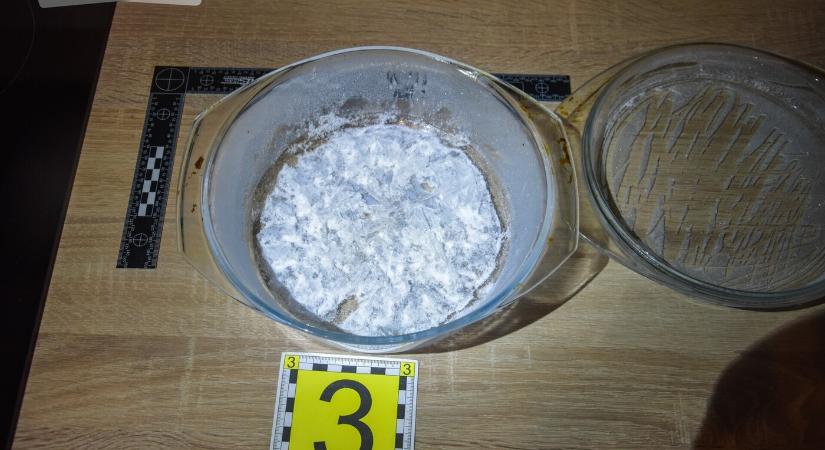 Metamfetaminnal kereskedő drogdílerek kezén kattant a bilincs