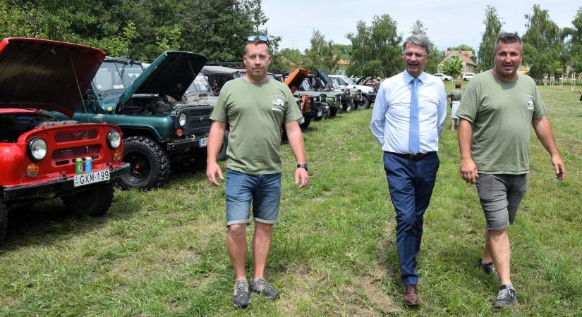Hány ember fér be egy UAZ-ba? Világcsúcsdöntés Zalában