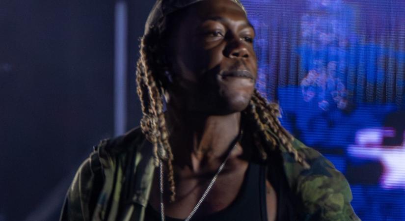 Súlyos sérüléseket szenvedett egy román fesztivál résztvevője, miután egy rapper felszólítására a tömegbe ugrott