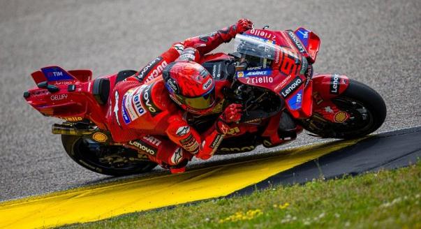 Marquez fölényesen nyert, tízen értek célba