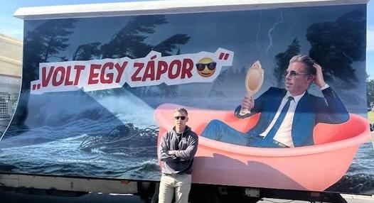 Magyar Péter beállt fotózkodni az új, őt lejárató fideszes plakát elé