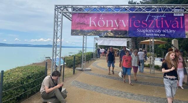 Könyvek lepték el a Balaton-partot Fonyódon
