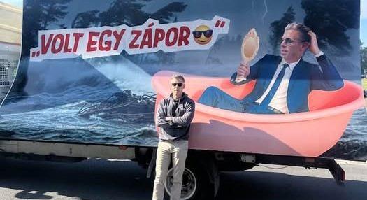 Magyar Péter a fürdőkádban ülve bámulja magát, közben propaganda plakát előtt feszít