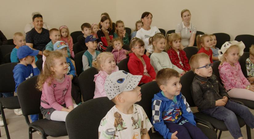Játékos tanulás és kultúra: bábelőadások a KMKSZ jóvoltából