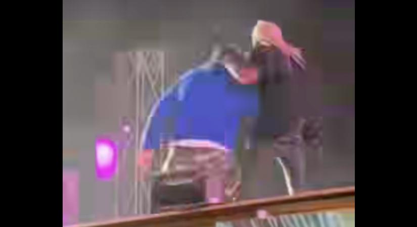 Durván megsérült egy 15 éves fiú, amikor koncert közben leugrott a színpadról egy romániai fesztiválon, és a fémkerítésre esett