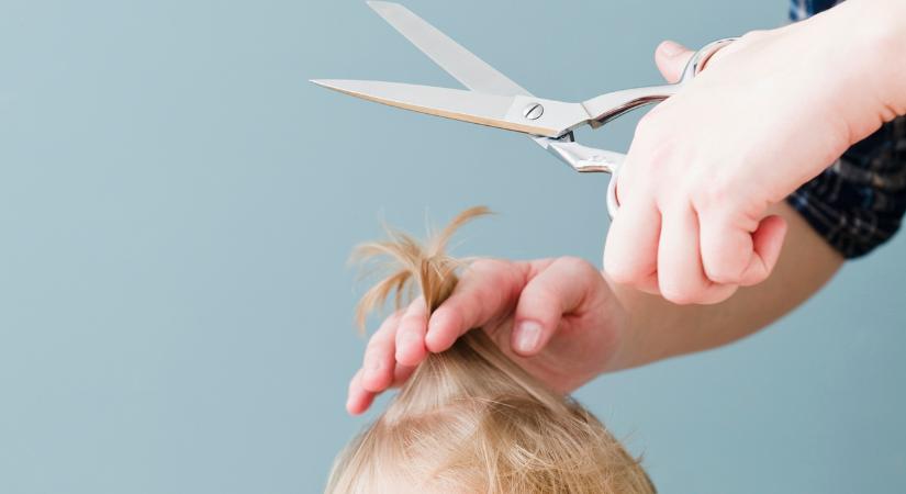 Kirúgta a bébiszittert, mert levágta a kislánya göndör haját